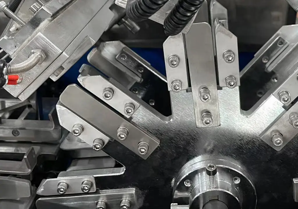 Three-dimensional film packaging machine cutting knife