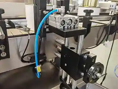Liquid filling machine