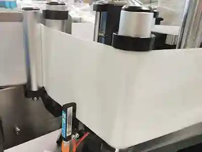 Liquid filling machine