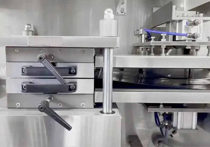 Blister packing machine mold change is simple and quick, just turn on the pneumatic switch, pull out the mold, and complete the change in 3 minutes.