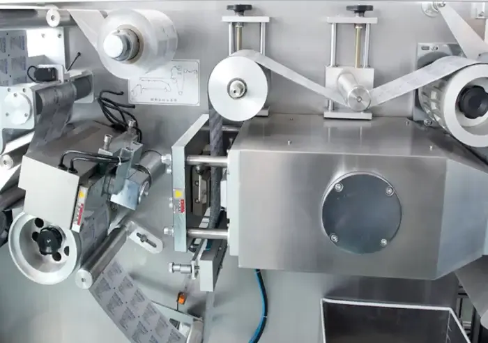 Blister packing machine automatic shutdown and safety protection features, including feeding, heating, forming, product discharge, aluminum foil sealing, batch printing, perforation, cutting, and product output, ensuring safe and efficient production.