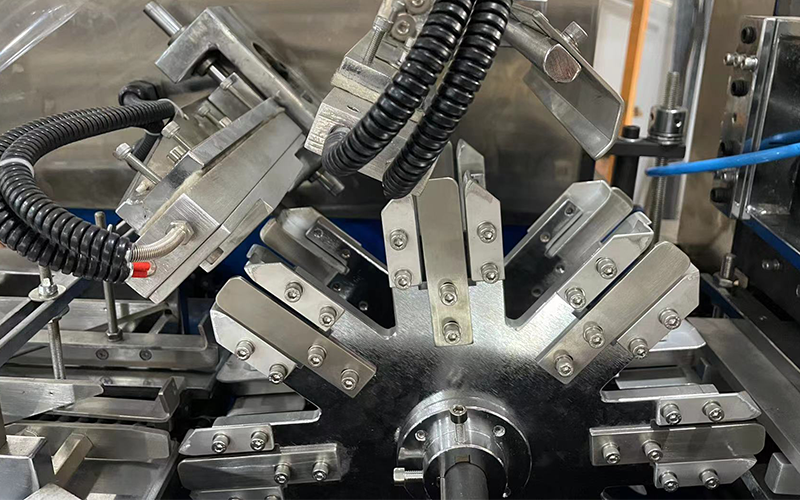 Automatic cellophane wrapping machine